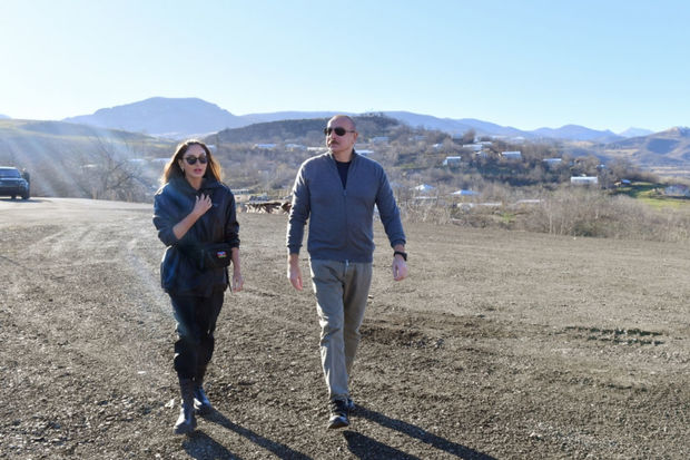 ilham-eliyev-ve-mehriban-eliyeva-xocavend-rayonunun-qirmizi-bazar-qesebesinde-olublar-foto